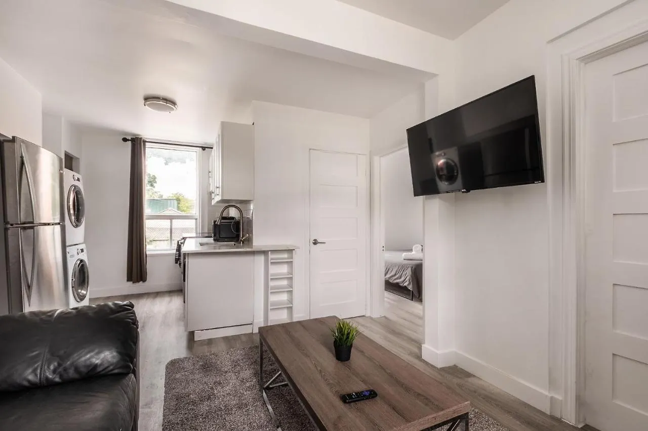 2 Bedroom Apartment - 1005 몬트리올